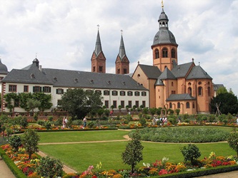 Seligenstadt Basilika Garten